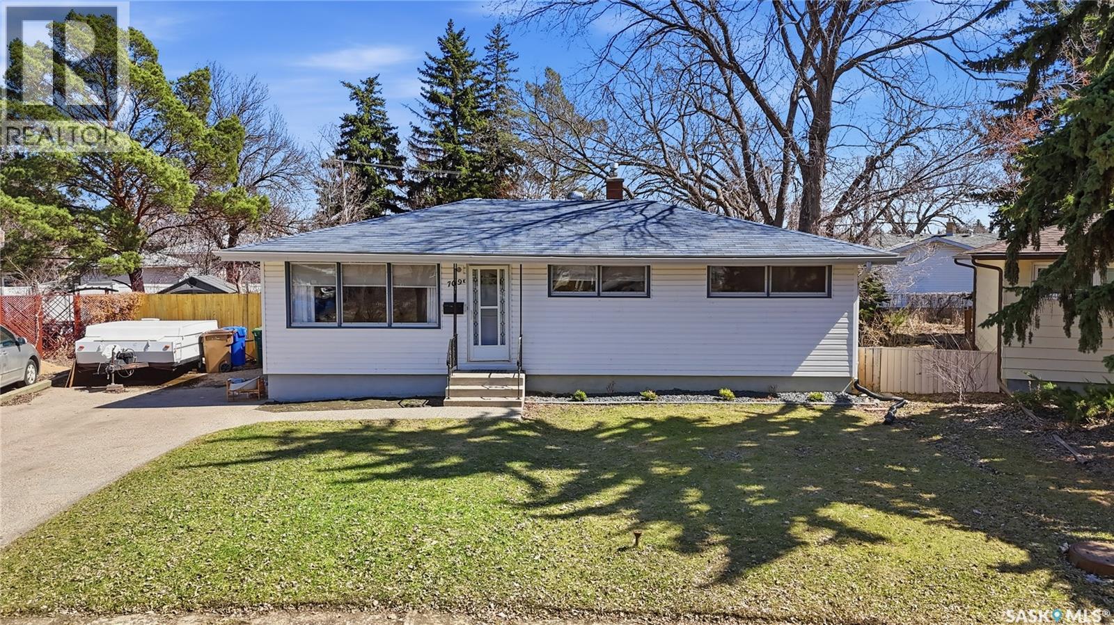 709 Inver Crescent E, Regina, SK - Outdoor
