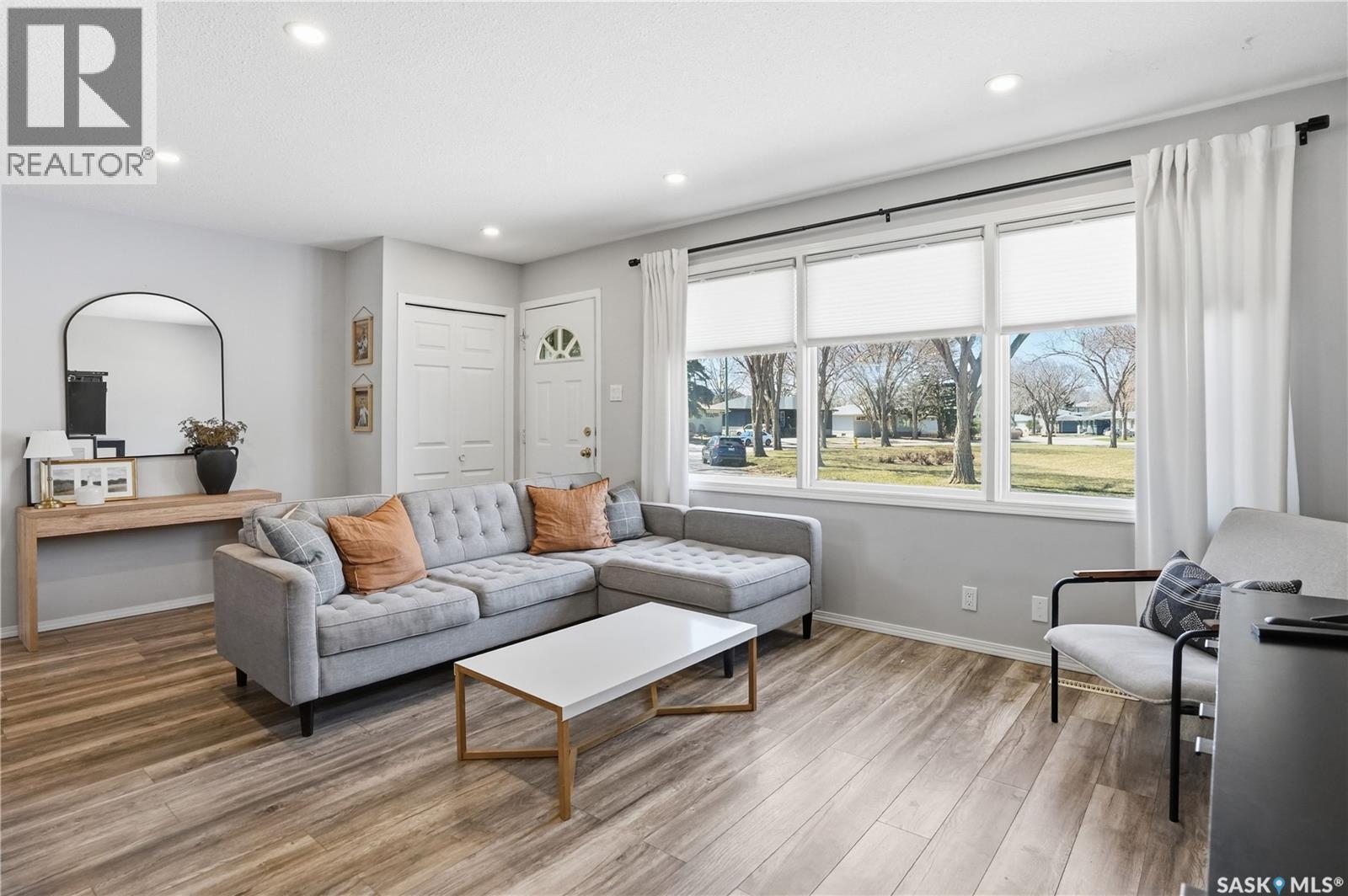 709 Inver Crescent E, Regina, SK - Indoor Photo Showing Living Room