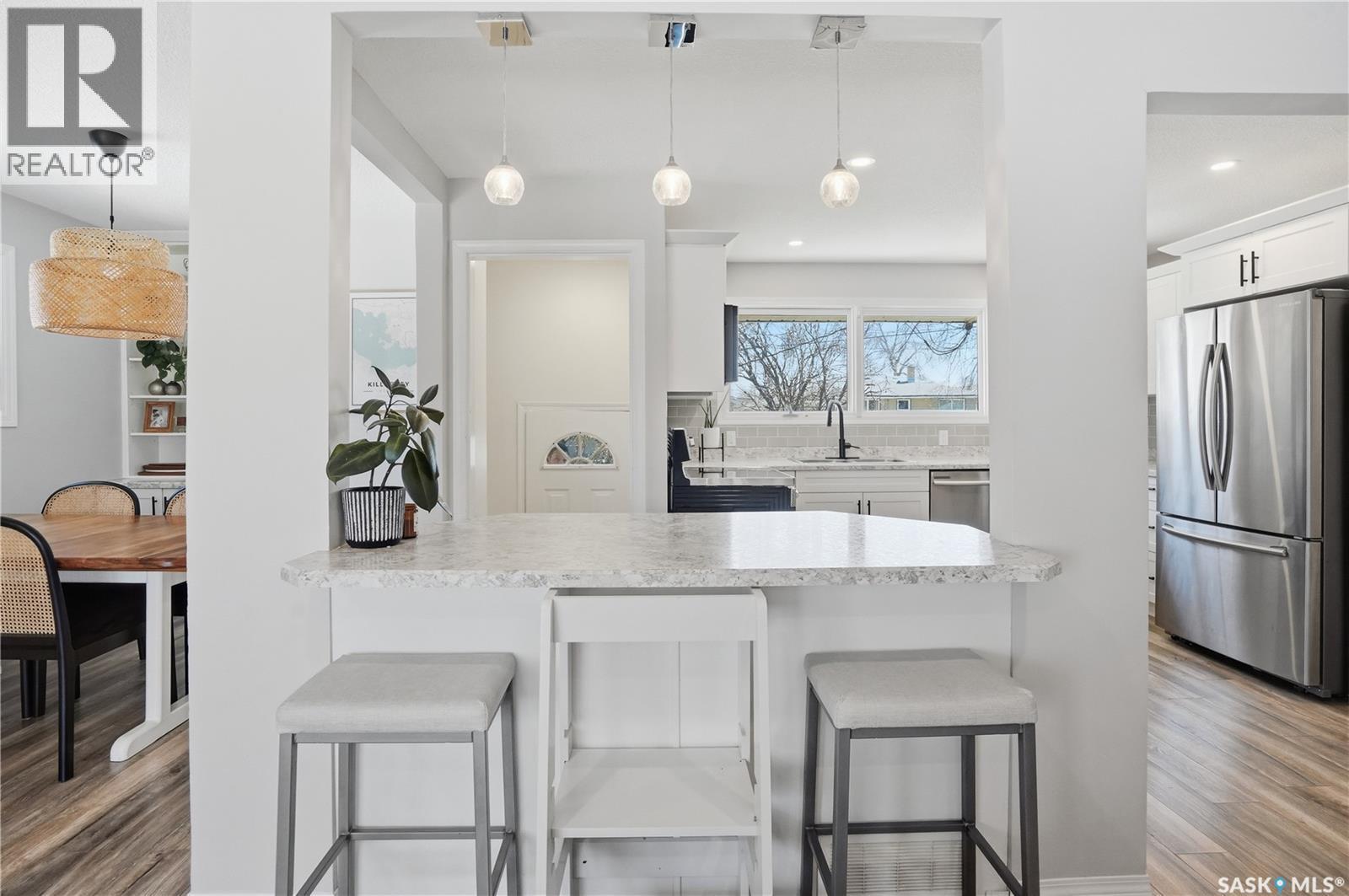 709 Inver Crescent E, Regina, SK - Indoor Photo Showing Kitchen With Upgraded Kitchen