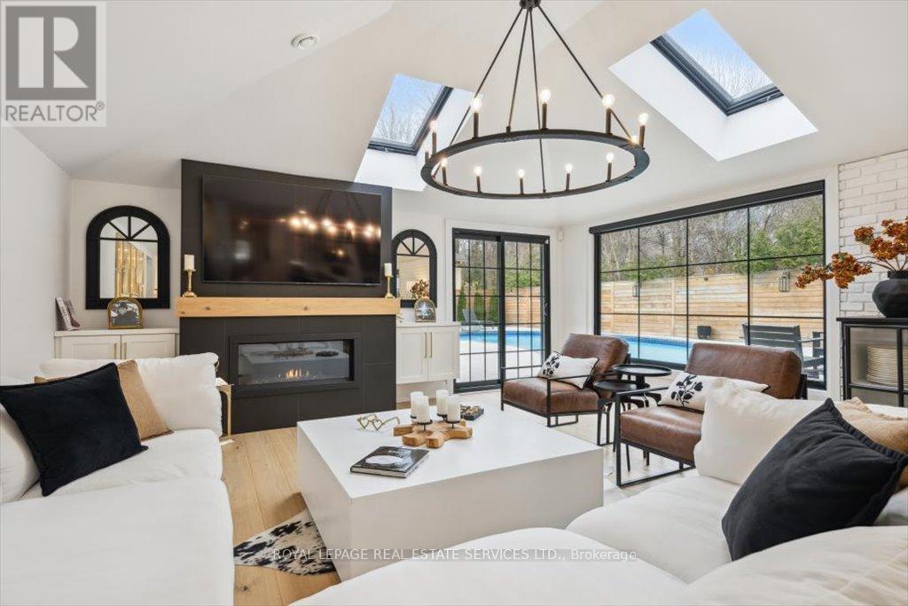 169 Oakes Drive, Mississauga, ON - Indoor Photo Showing Living Room With Fireplace