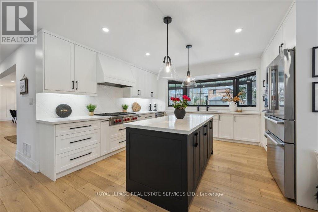169 Oakes Drive, Mississauga, ON - Indoor Photo Showing Kitchen With Upgraded Kitchen
