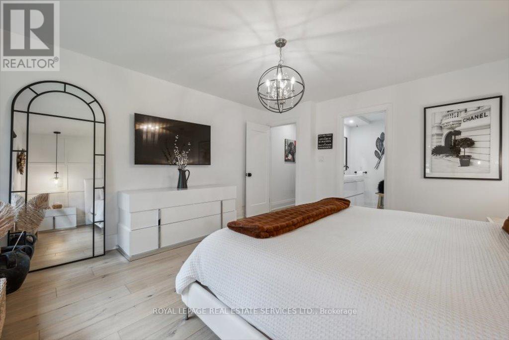169 Oakes Drive, Mississauga, ON - Indoor Photo Showing Bedroom