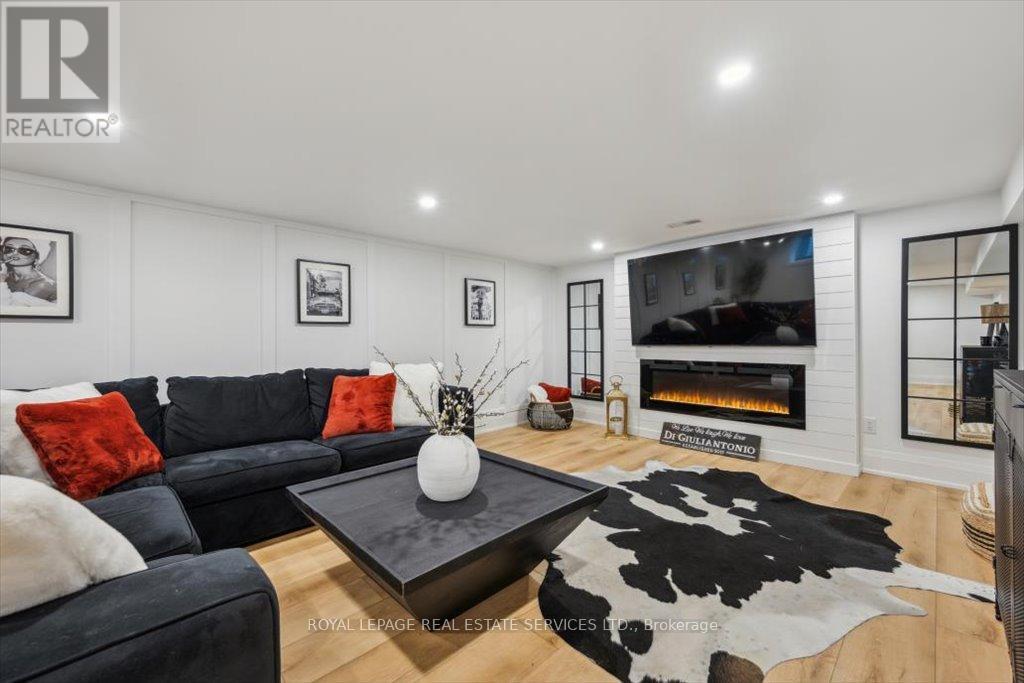 169 Oakes Drive, Mississauga, ON - Indoor Photo Showing Living Room With Fireplace