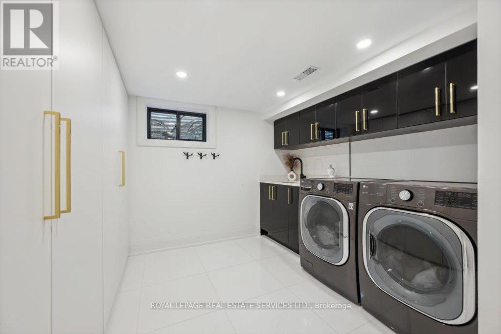 169 Oakes Drive, Mississauga, ON - Indoor Photo Showing Laundry Room