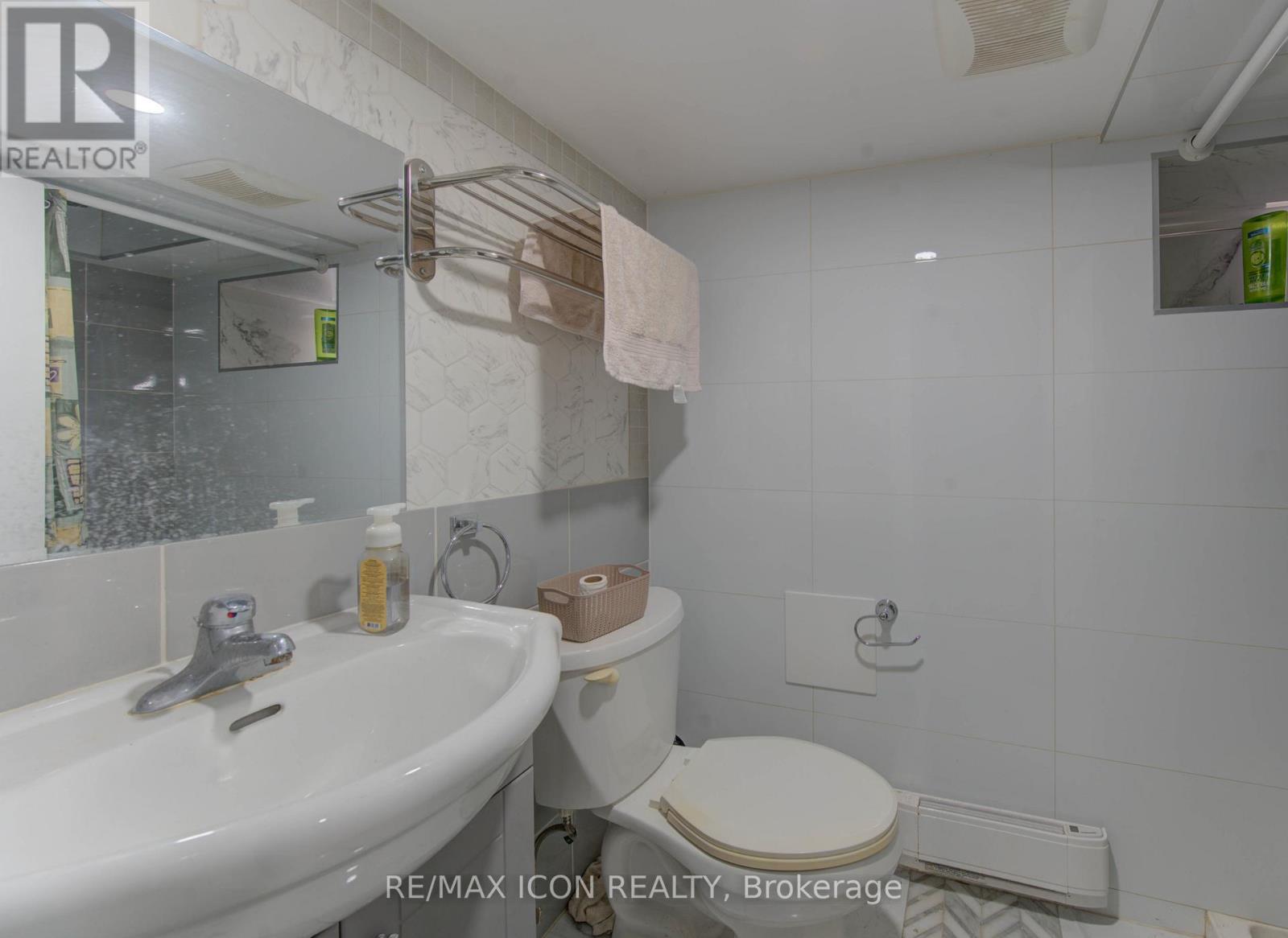 138 Courtland Avenue E, Kitchener, ON - Indoor Photo Showing Bathroom
