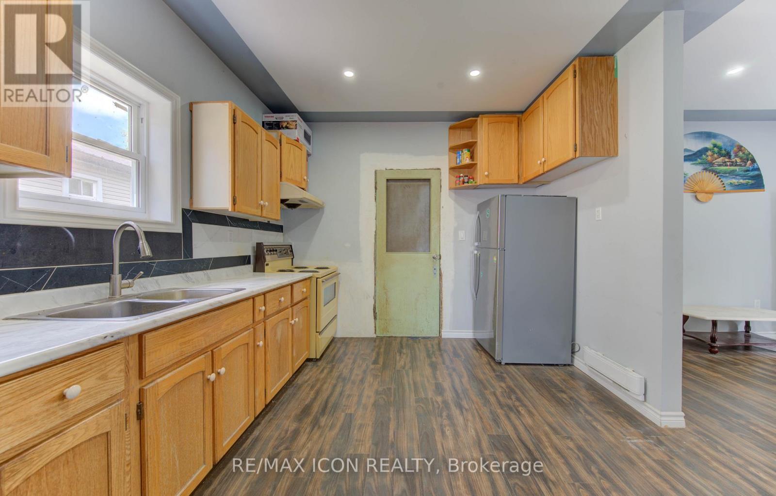 138 Courtland Avenue E, Kitchener, ON - Indoor Photo Showing Kitchen With Double Sink