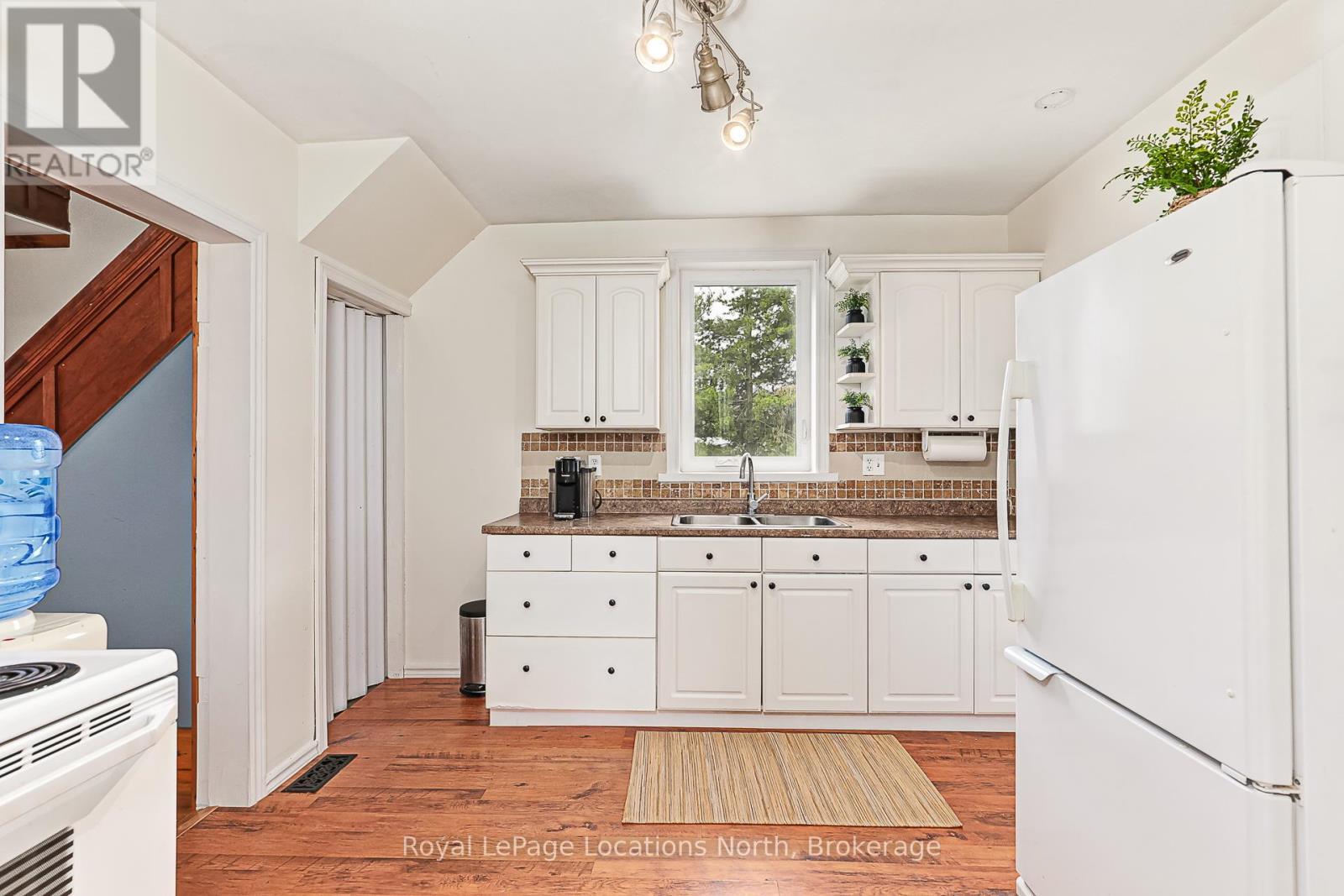 5576 Concession Rd 6, Clearview, ON - Indoor Photo Showing Kitchen With Double Sink