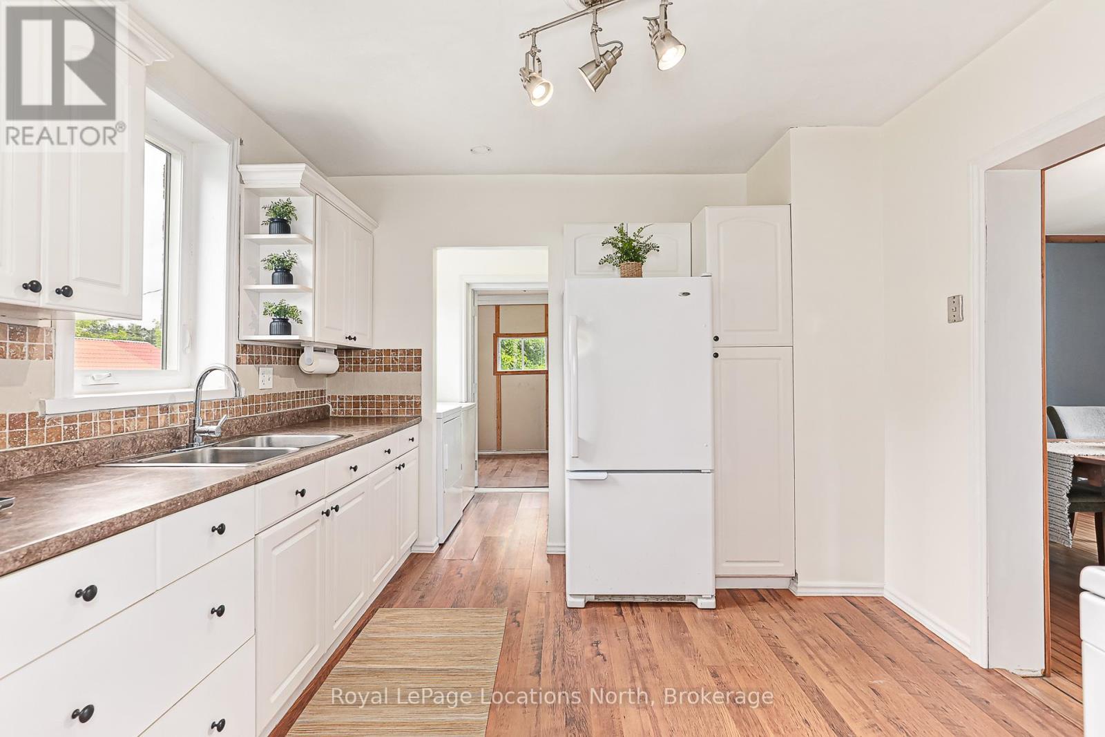5576 Concession Rd 6, Clearview, ON - Indoor Photo Showing Kitchen With Double Sink