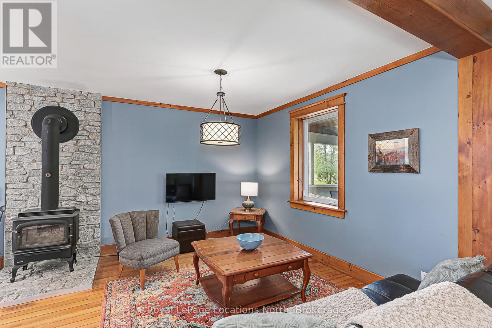 5576 Concession Rd 6, Clearview, ON - Indoor Photo Showing Living Room With Fireplace