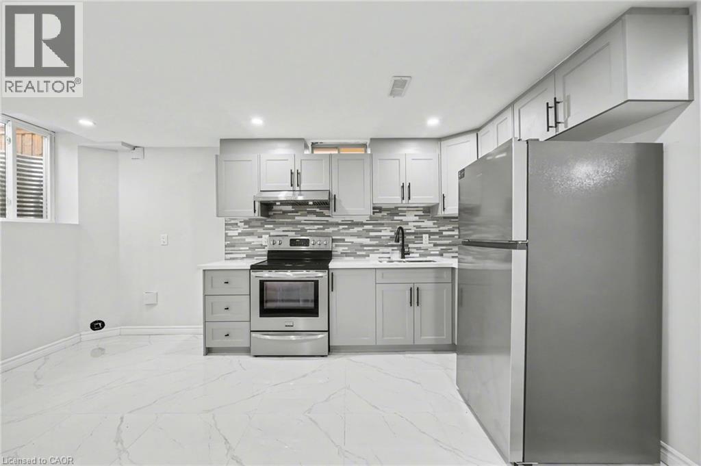 24 Derby Drive, Caledonia, ON - Indoor Photo Showing Kitchen With Upgraded Kitchen