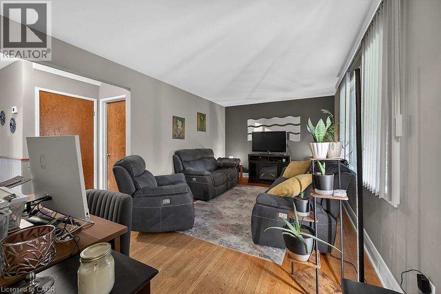 419 East 42Nd Street, Hamilton, ON - Indoor Photo Showing Living Room