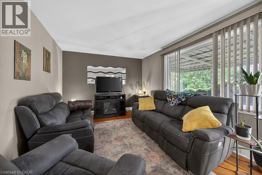 419 East 42Nd Street, Hamilton, ON - Indoor Photo Showing Living Room