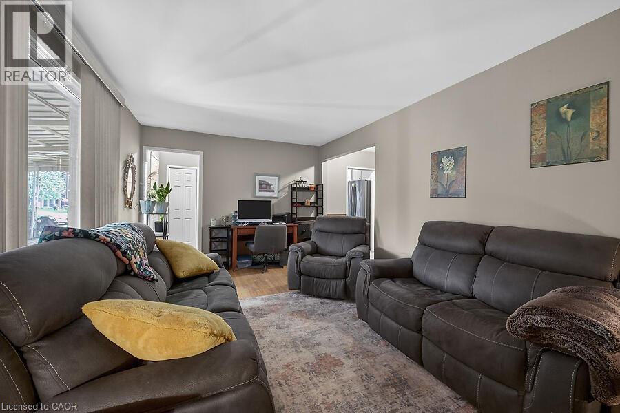 419 East 42Nd Street, Hamilton, ON - Indoor Photo Showing Living Room
