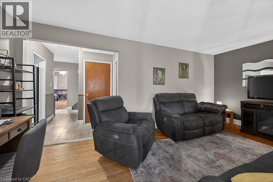 419 East 42Nd Street, Hamilton, ON - Indoor Photo Showing Living Room