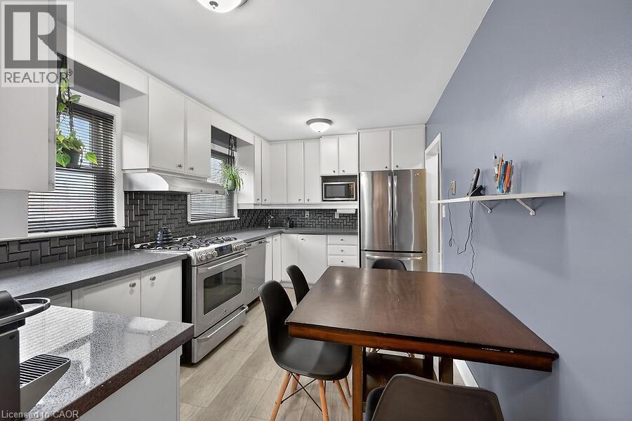 419 East 42Nd Street, Hamilton, ON - Indoor Photo Showing Kitchen With Stainless Steel Kitchen With Upgraded Kitchen