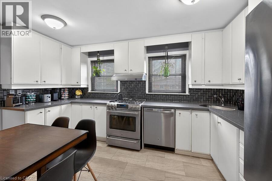 419 East 42Nd Street, Hamilton, ON - Indoor Photo Showing Kitchen With Stainless Steel Kitchen