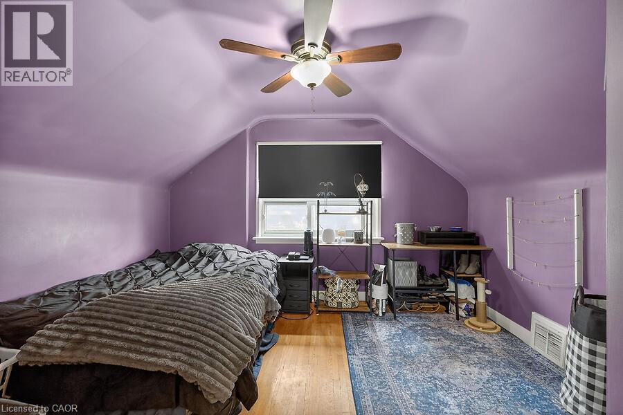 419 East 42Nd Street, Hamilton, ON - Indoor Photo Showing Bedroom