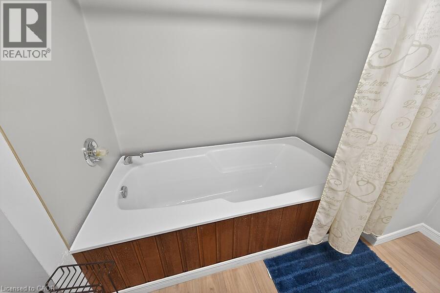 419 East 42Nd Street, Hamilton, ON - Indoor Photo Showing Bathroom
