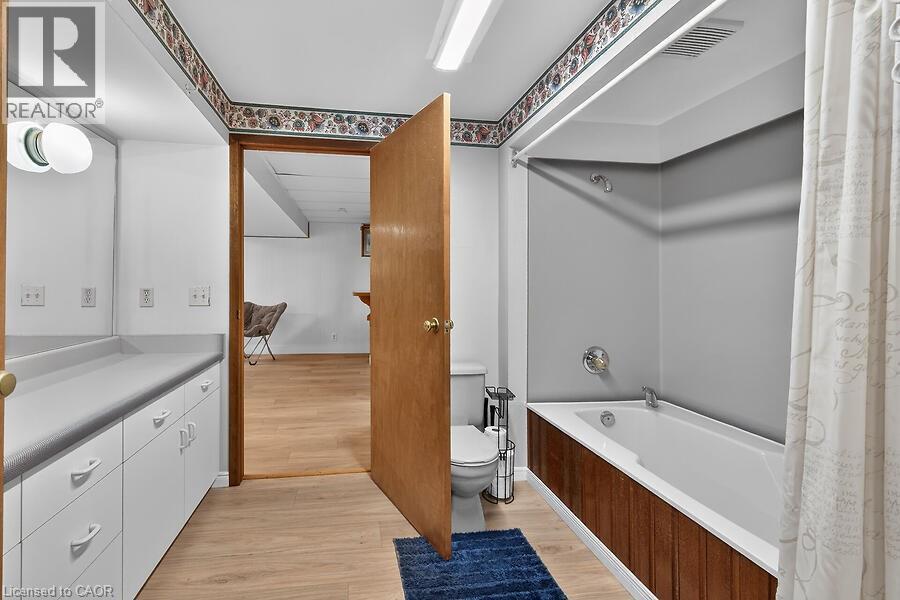 419 East 42Nd Street, Hamilton, ON - Indoor Photo Showing Bathroom