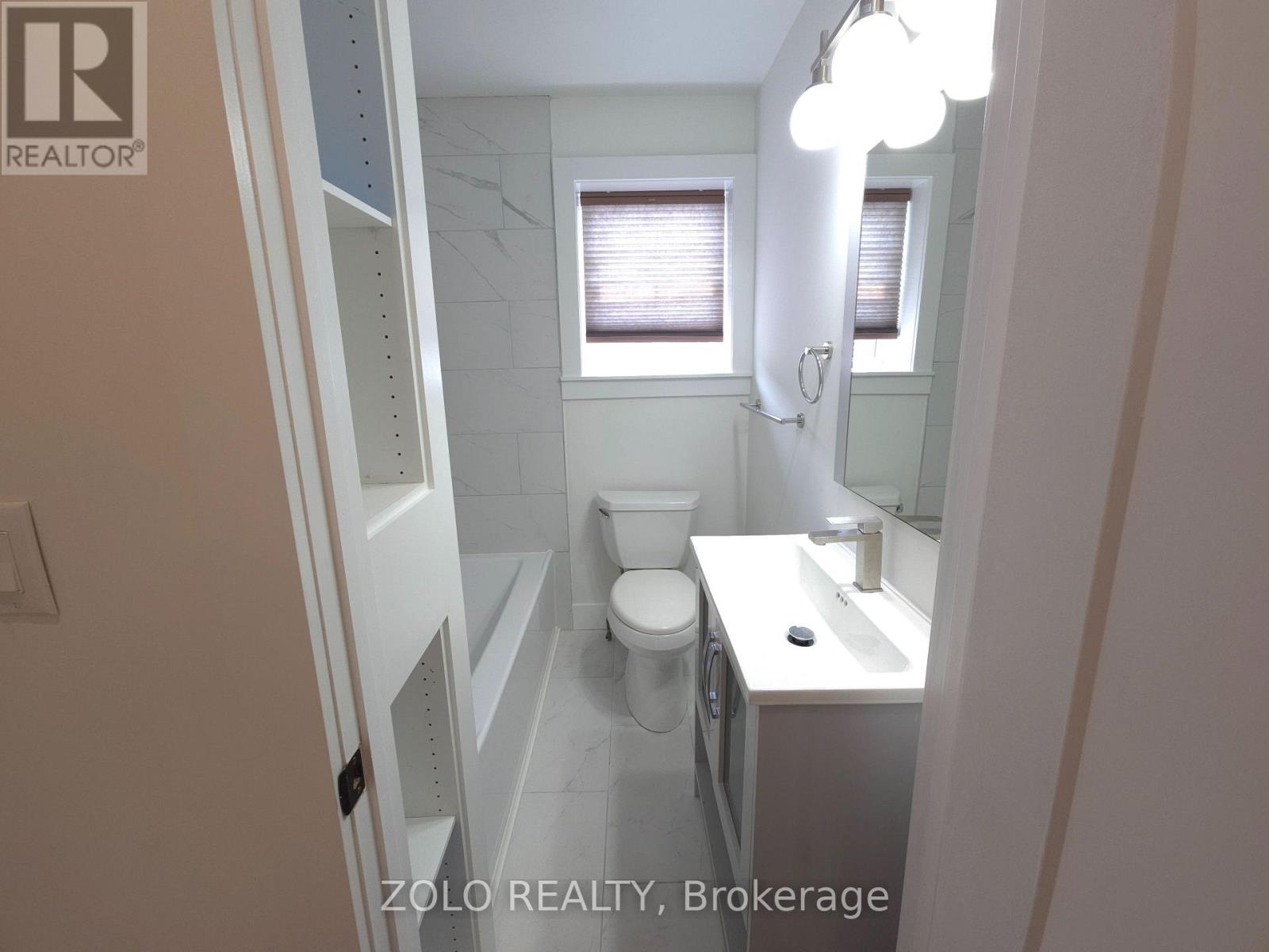 1504 King Street E, Hamilton, ON - Indoor Photo Showing Bathroom