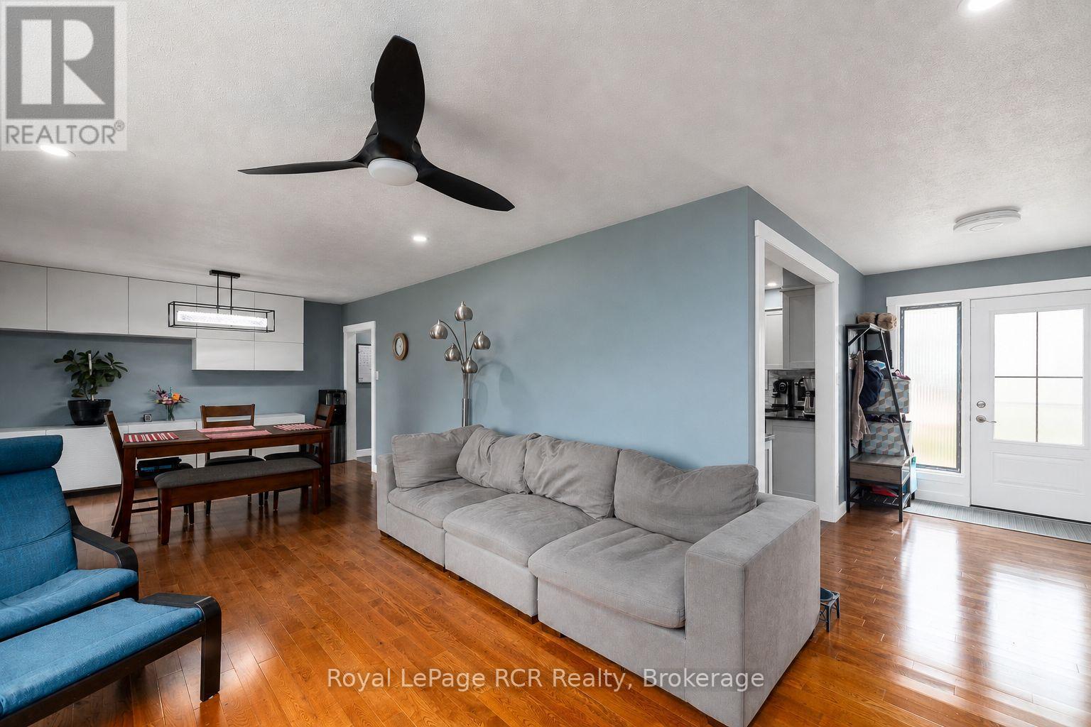 500 Main Street E, Southgate, ON - Indoor Photo Showing Living Room
