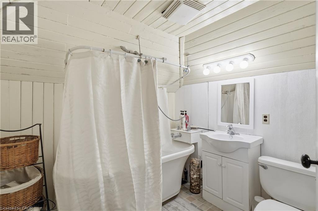 114 Grand Avenue S, Cambridge, ON - Indoor Photo Showing Bathroom