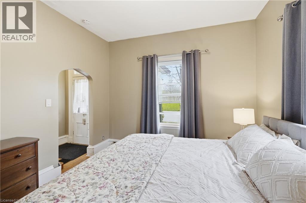 114 Grand Avenue S, Cambridge, ON - Indoor Photo Showing Bedroom