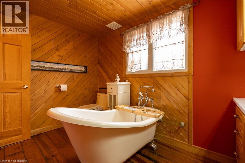344 Perry Avenue, Killarney, ON - Indoor Photo Showing Bathroom