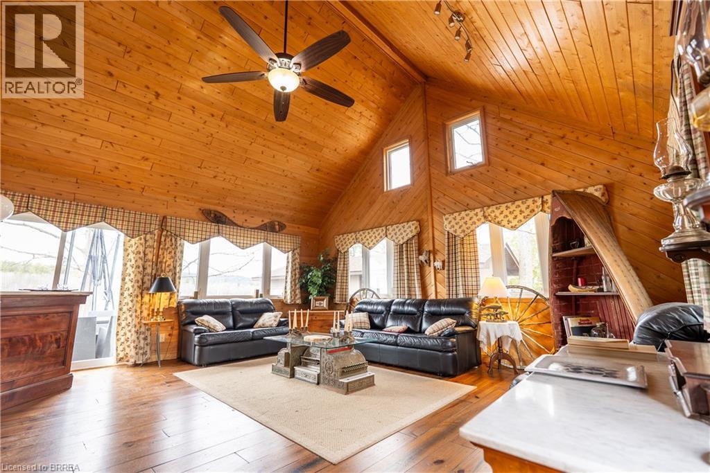 344 Perry Avenue, Killarney, ON - Indoor Photo Showing Living Room