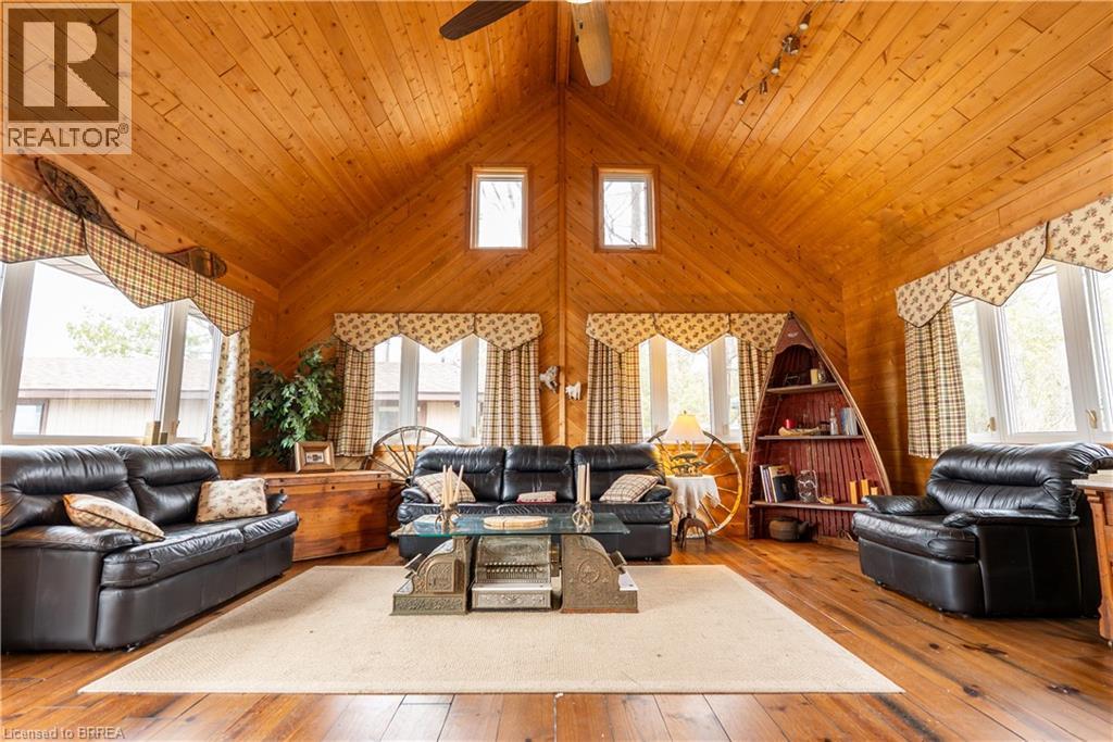 344 Perry Avenue, Killarney, ON - Indoor Photo Showing Living Room