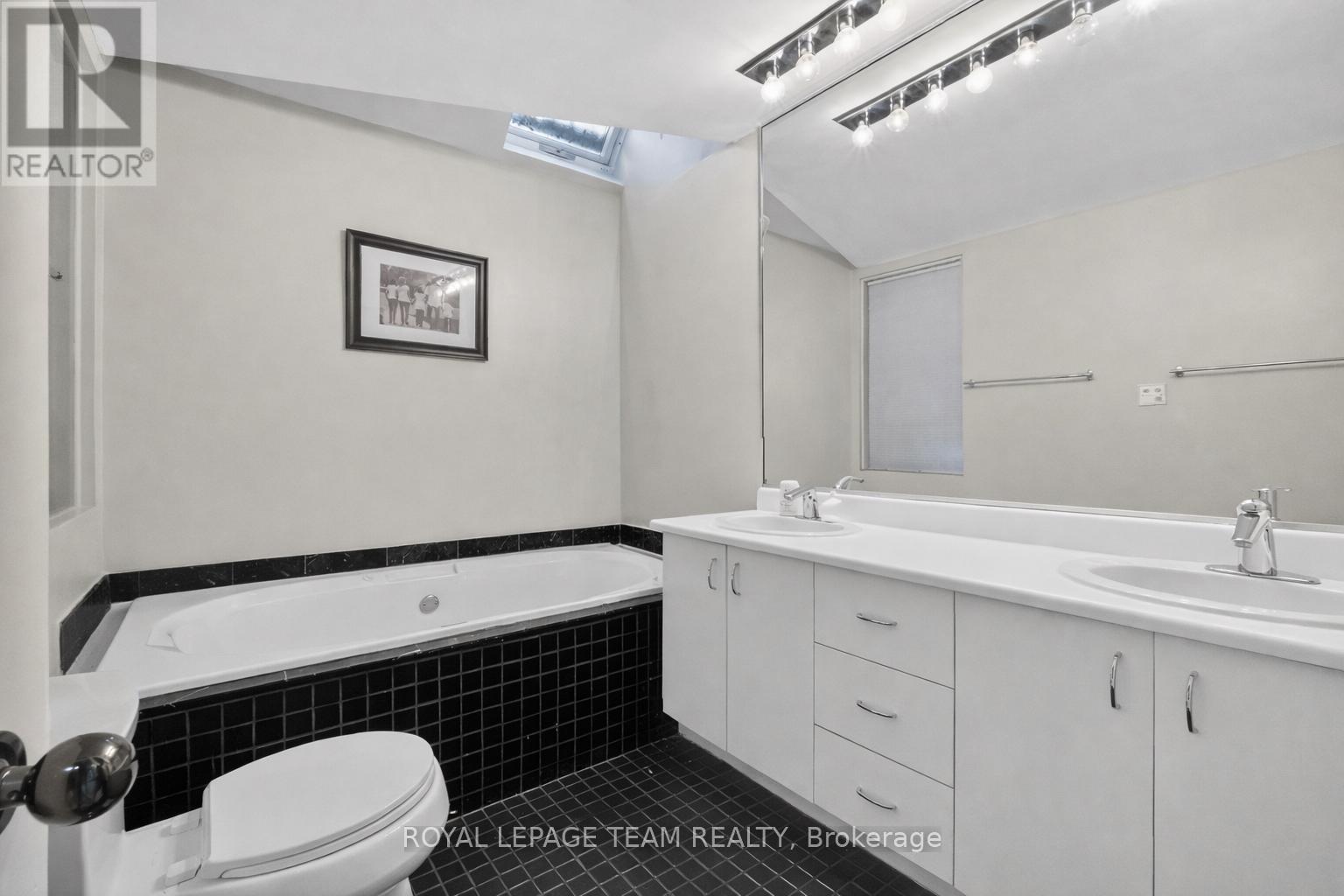 10 Lewis Street, Ottawa, ON - Indoor Photo Showing Bathroom