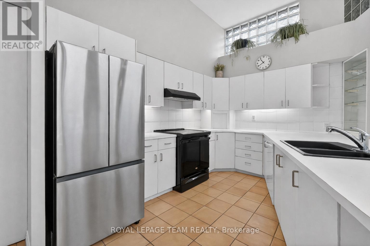 10 Lewis Street, Ottawa, ON - Indoor Photo Showing Kitchen With Double Sink