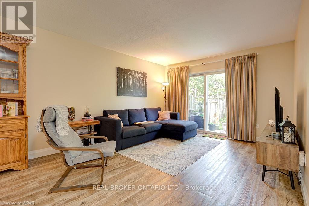 555 Mariner Drive, Waterloo, ON - Indoor Photo Showing Living Room