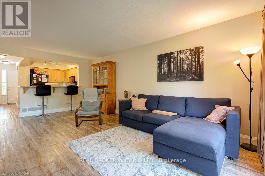 555 Mariner Drive, Waterloo, ON - Indoor Photo Showing Living Room