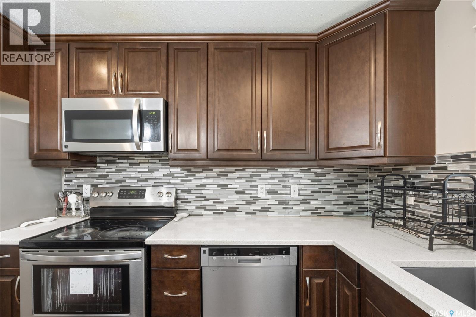 350 Marlatte Street, Saskatoon, SK - Indoor Photo Showing Kitchen With Upgraded Kitchen