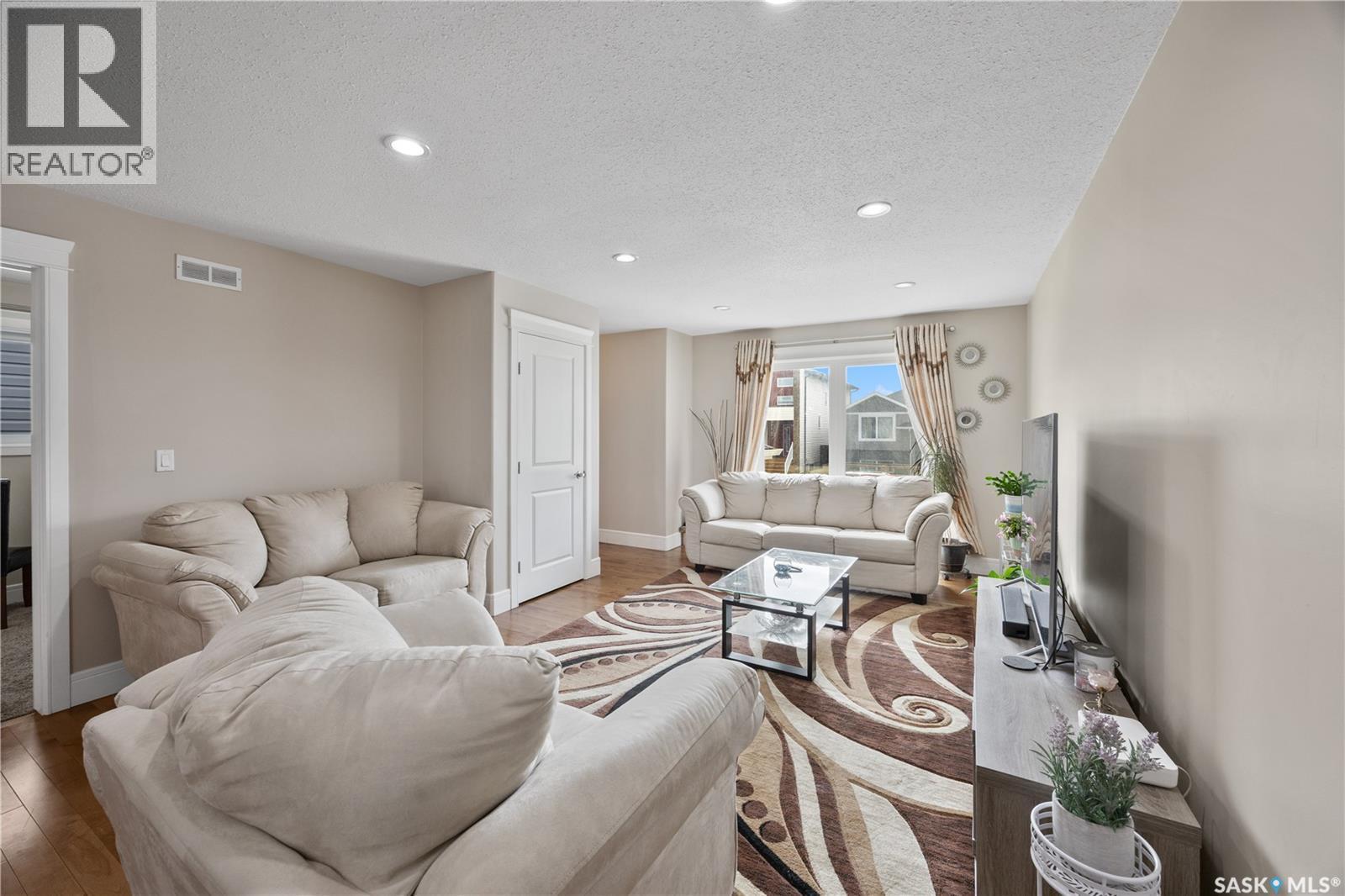 350 Marlatte Street, Saskatoon, SK - Indoor Photo Showing Living Room