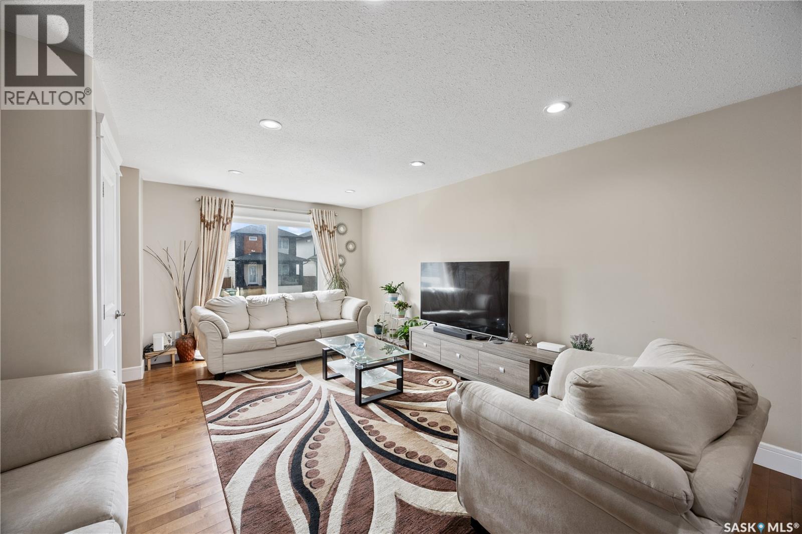350 Marlatte Street, Saskatoon, SK - Indoor Photo Showing Living Room