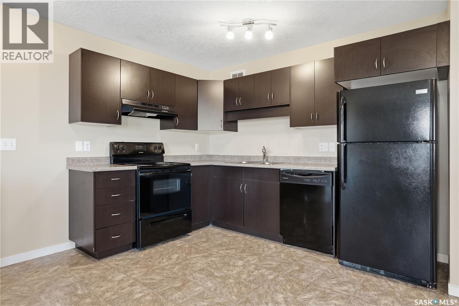 106 5521 Blake Crescent, Regina, SK - Indoor Photo Showing Kitchen With Double Sink