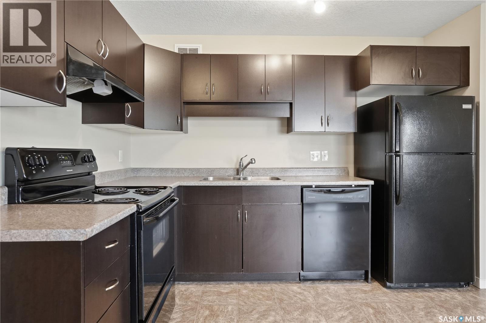 106 5521 Blake Crescent, Regina, SK - Indoor Photo Showing Kitchen With Double Sink