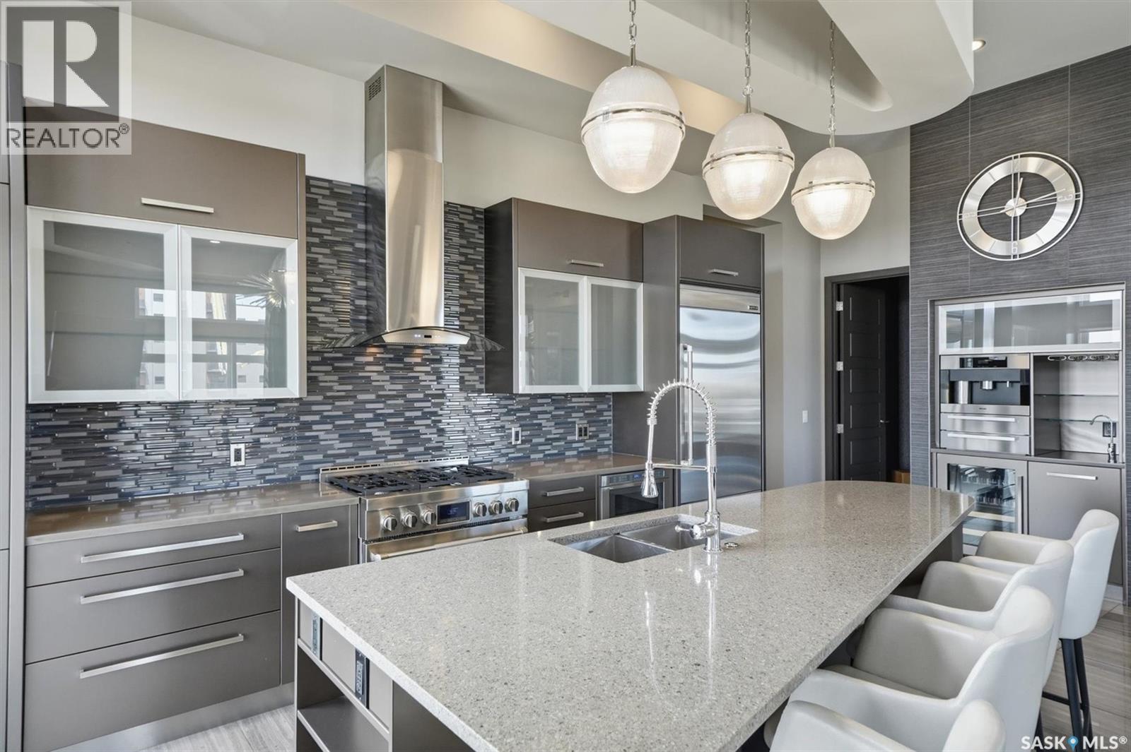 702 922 Broadway Avenue, Saskatoon, SK - Indoor Photo Showing Kitchen With Double Sink With Upgraded Kitchen