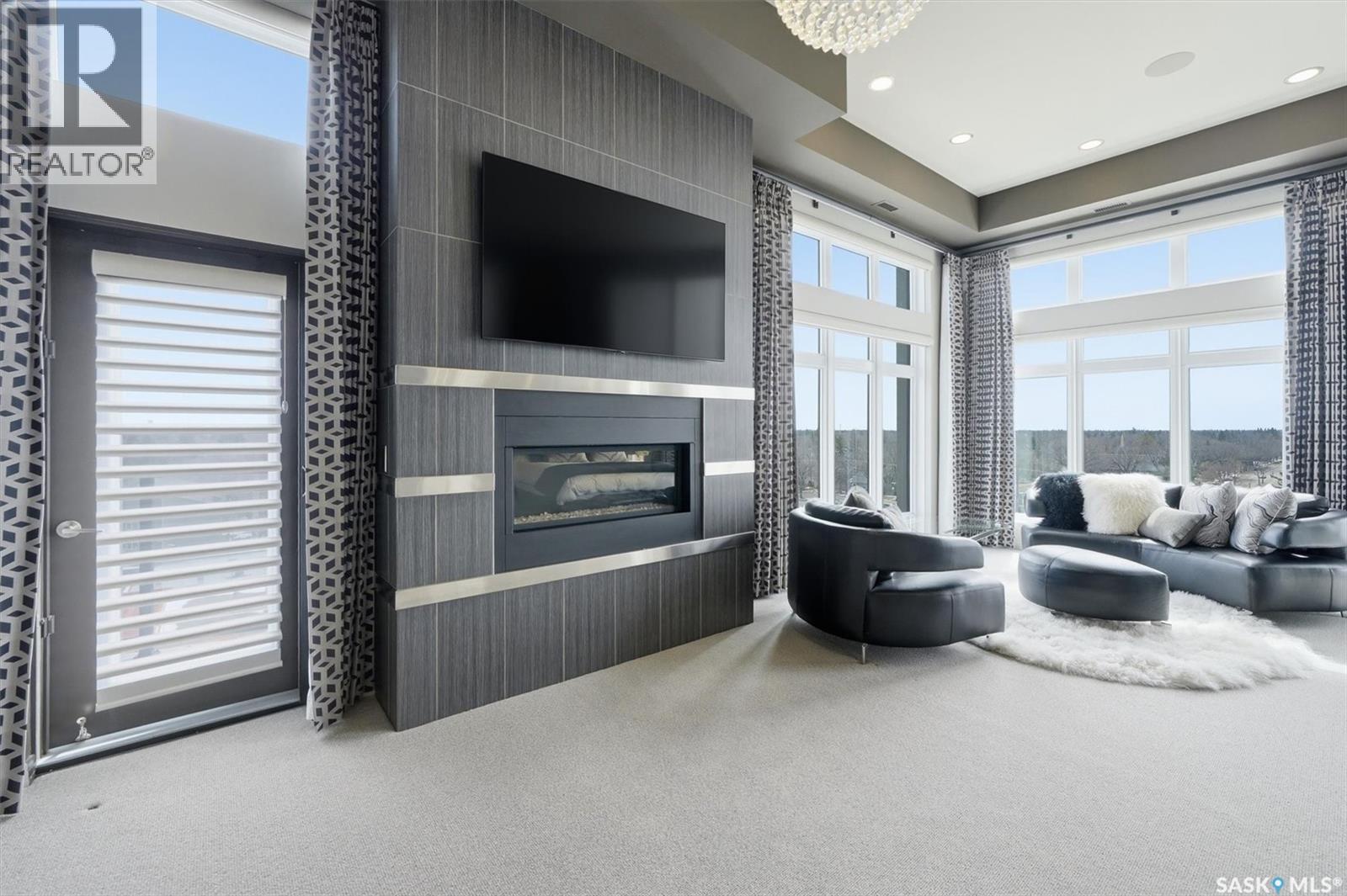702 922 Broadway Avenue, Saskatoon, SK - Indoor Photo Showing Living Room With Fireplace