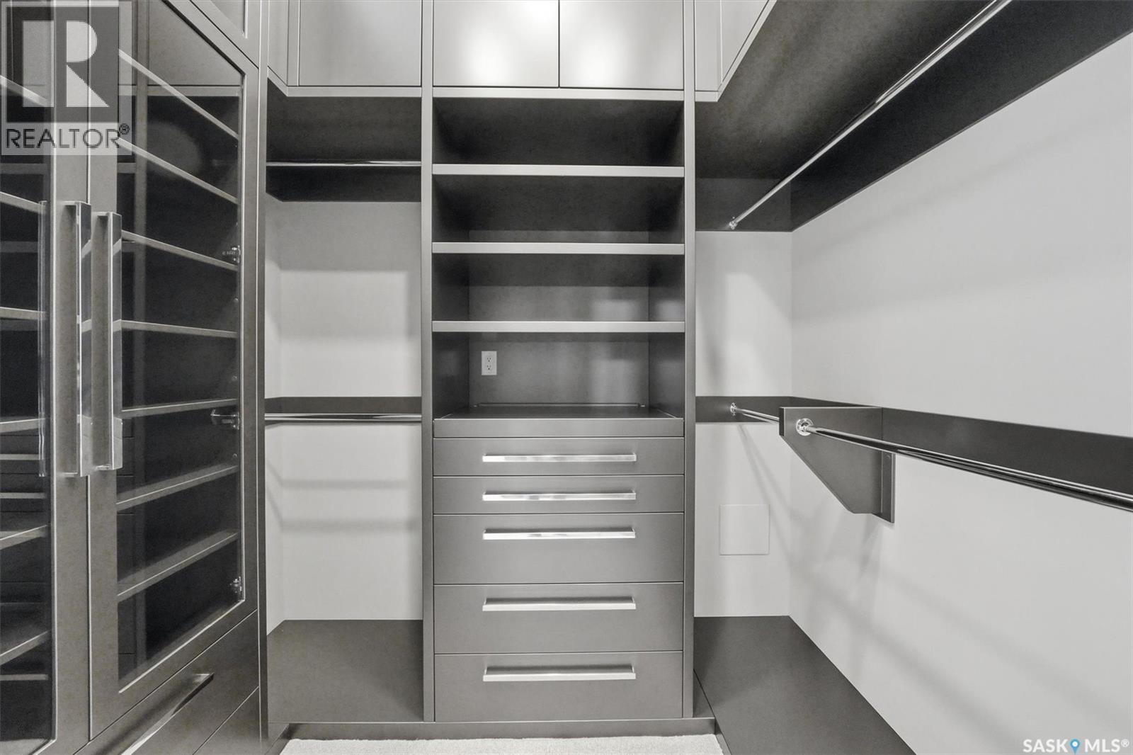 702 922 Broadway Avenue, Saskatoon, SK - Indoor With Storage