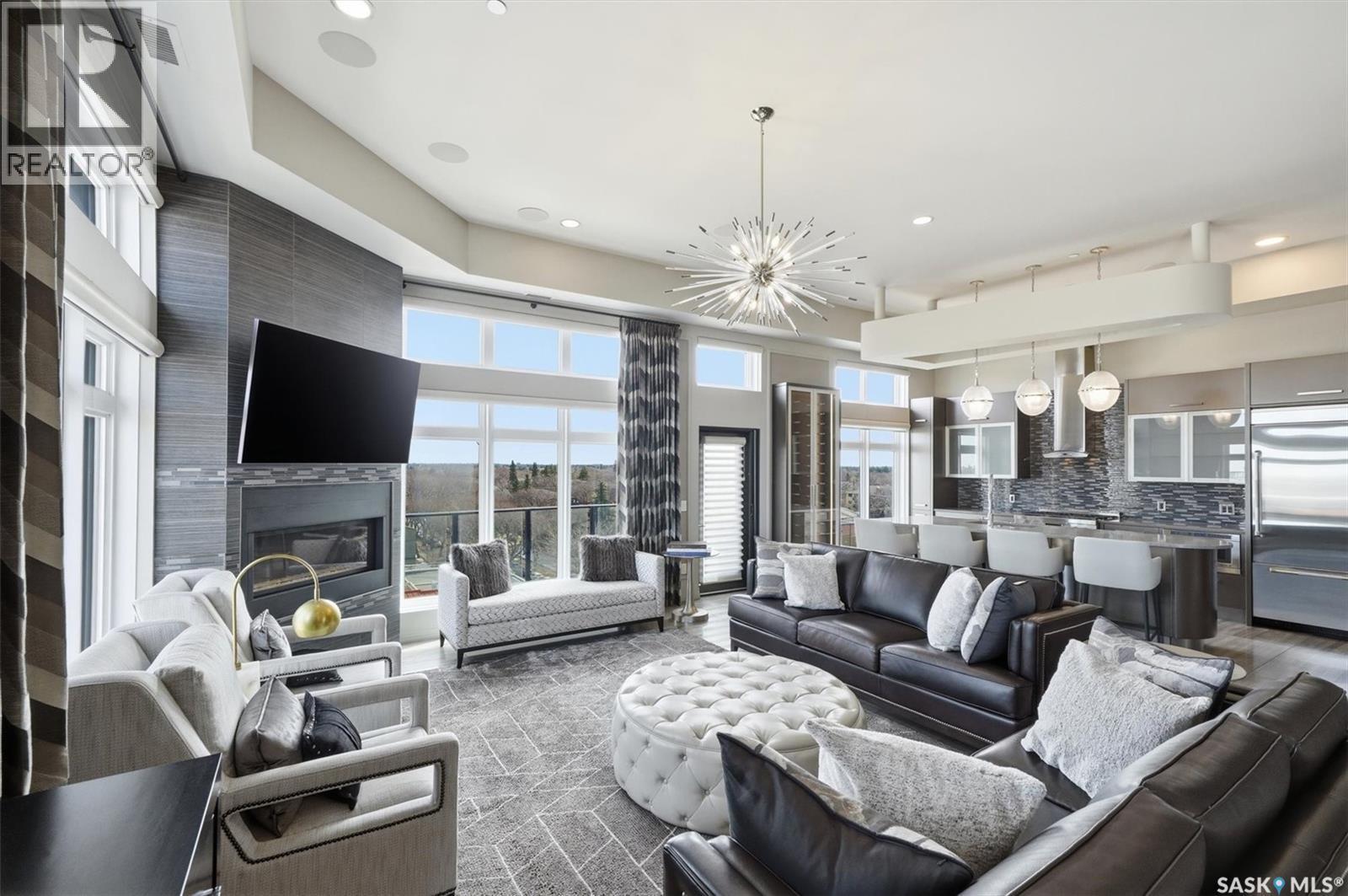 702 922 Broadway Avenue, Saskatoon, SK - Indoor Photo Showing Living Room With Fireplace