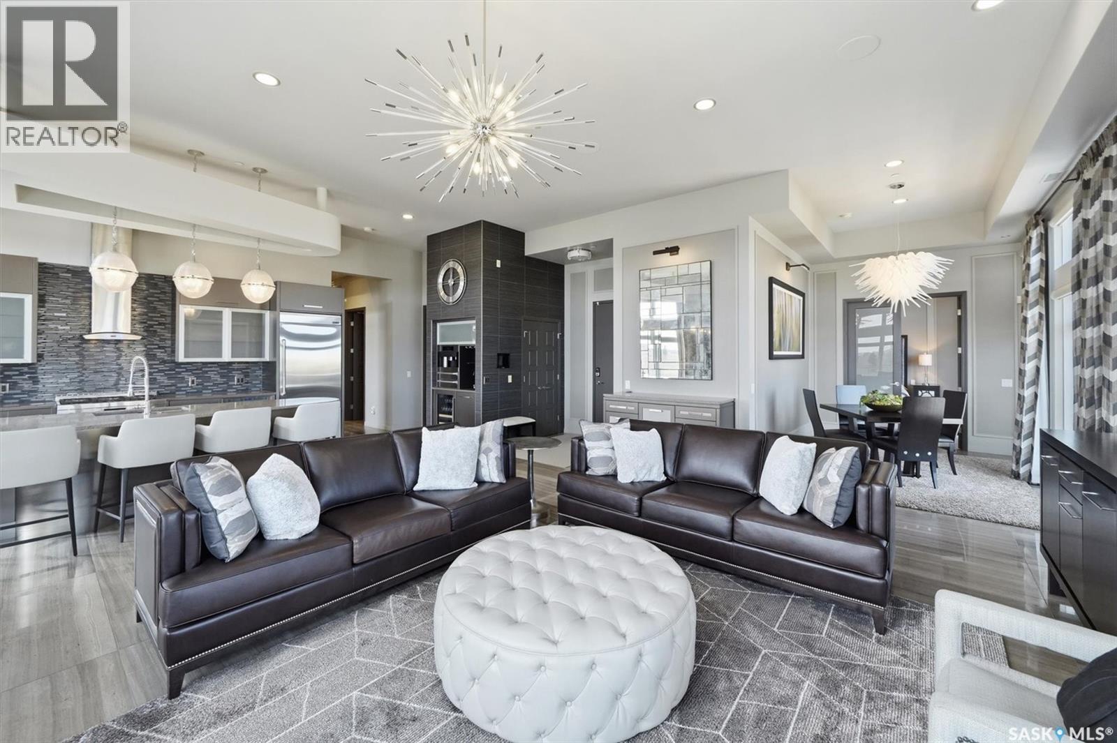 702 922 Broadway Avenue, Saskatoon, SK - Indoor Photo Showing Living Room