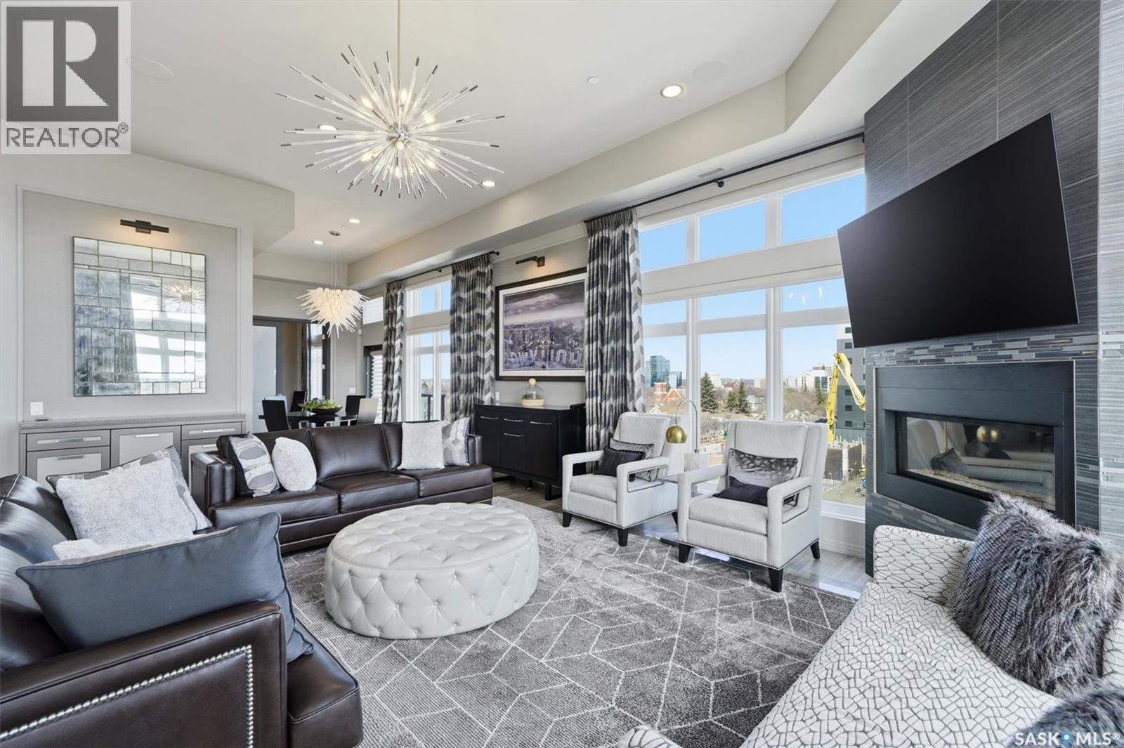 702 922 Broadway Avenue, Saskatoon, SK - Indoor Photo Showing Living Room With Fireplace