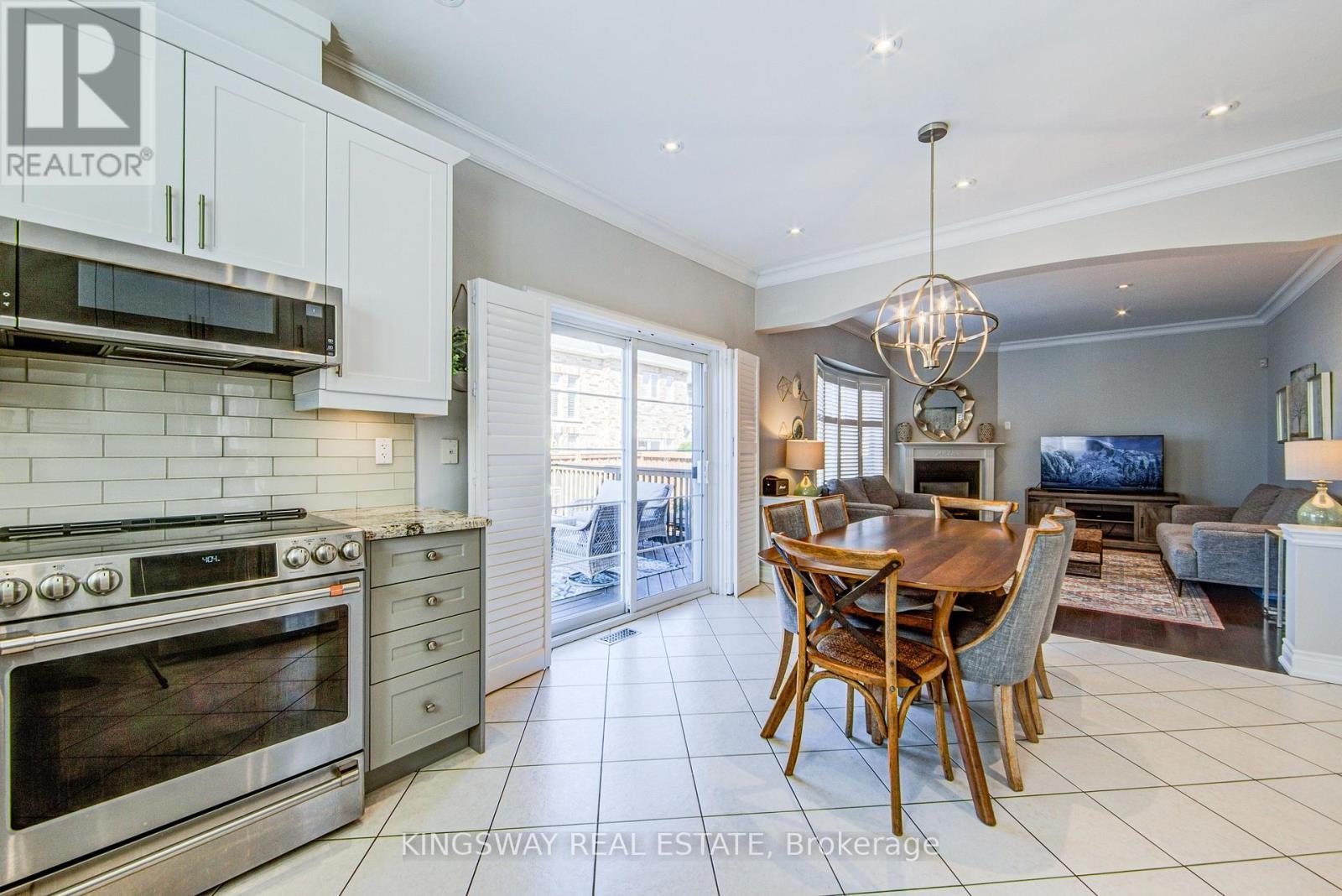 3199 Cotter Road, Burlington, ON - Indoor Photo Showing Kitchen With Stainless Steel Kitchen With Upgraded Kitchen