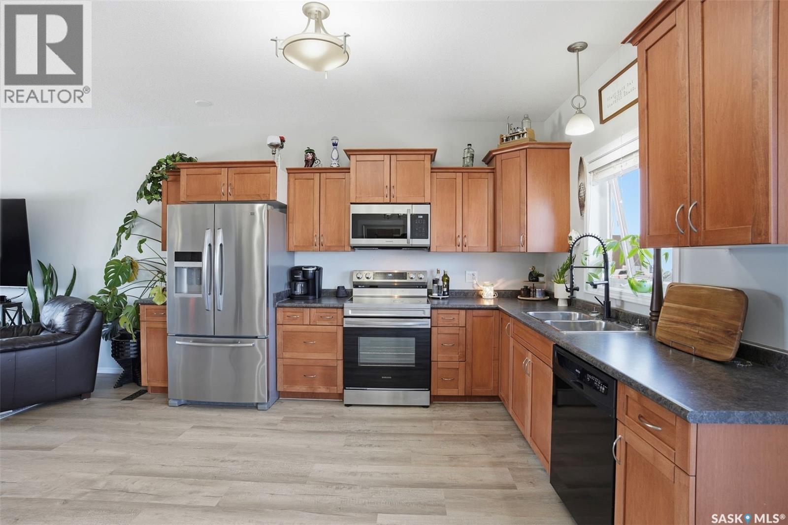 330 Player Crescent, Warman, SK - Indoor Photo Showing Kitchen With Double Sink
