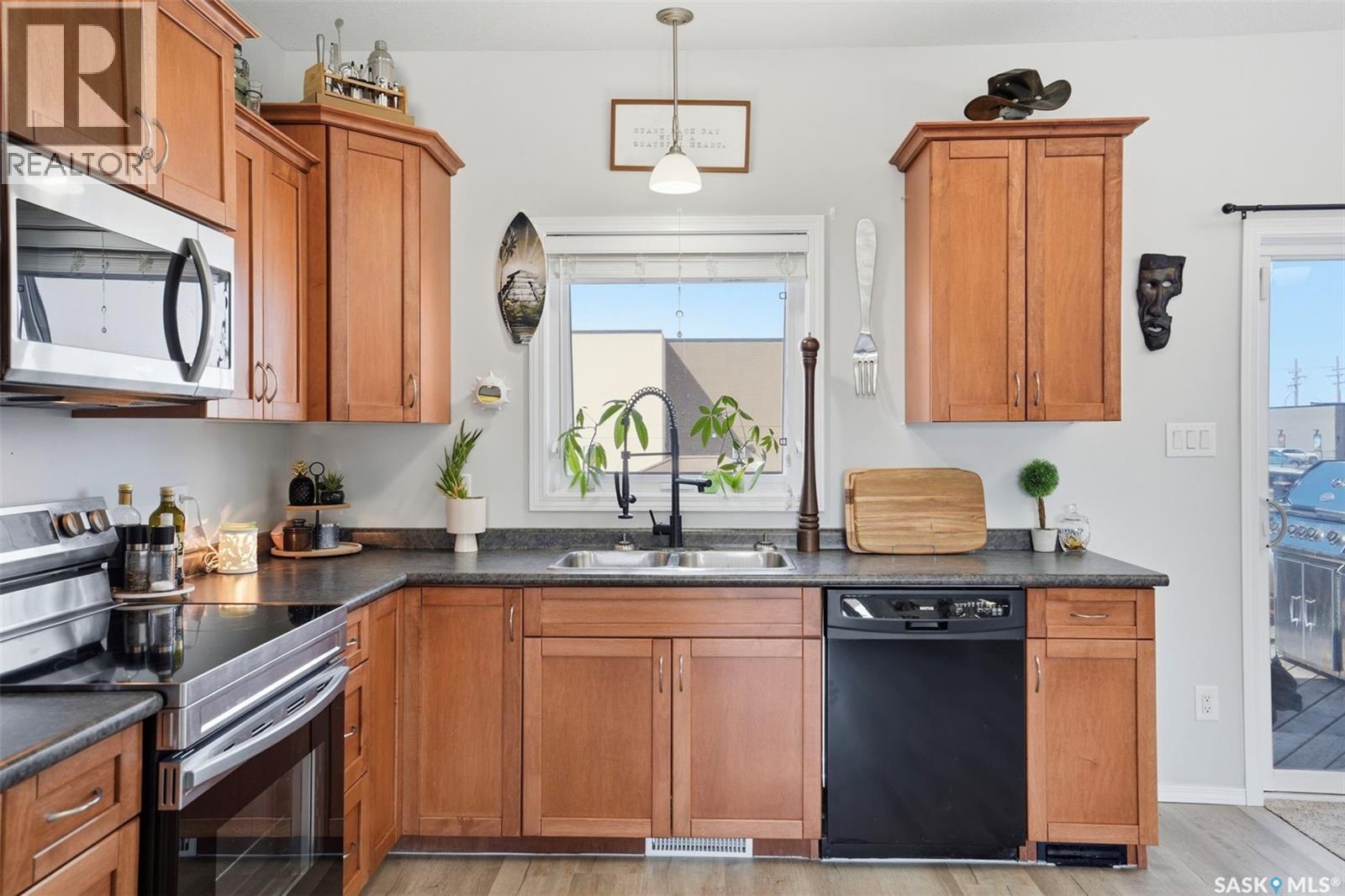 330 Player Crescent, Warman, SK - Indoor Photo Showing Kitchen With Double Sink