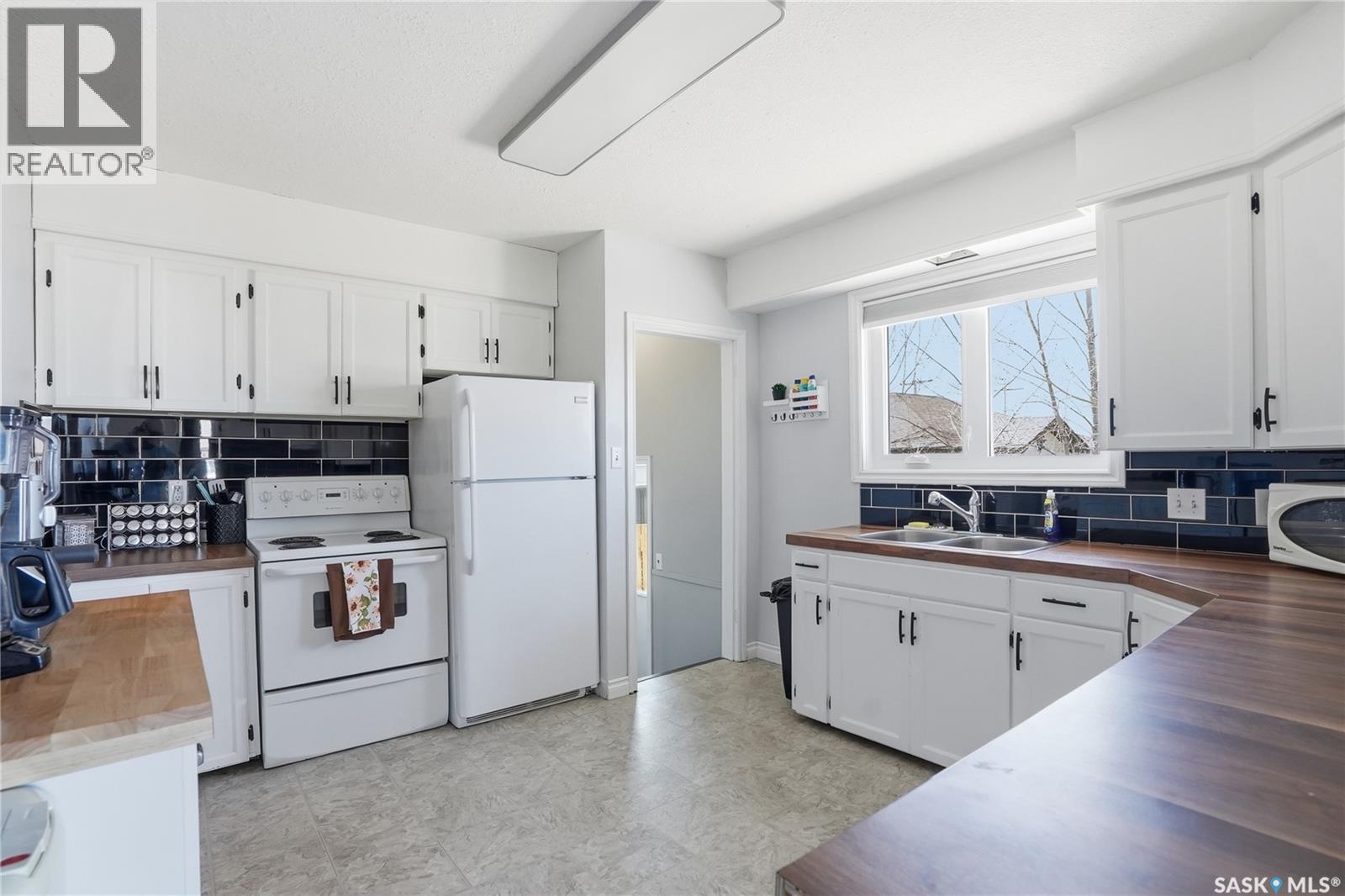910 P Avenue, Perdue, SK - Indoor Photo Showing Kitchen With Double Sink