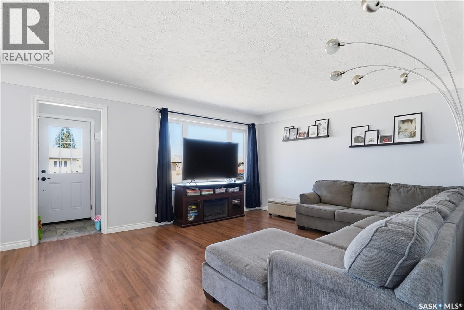 910 P Avenue, Perdue, SK - Indoor Photo Showing Living Room